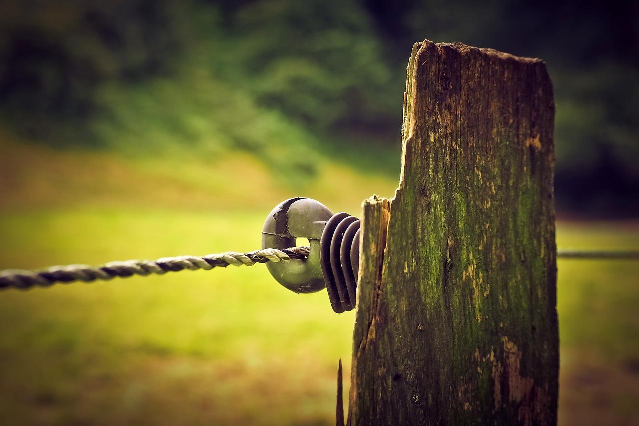 jak głęboko wkopywać słupki ogrodzeniowe