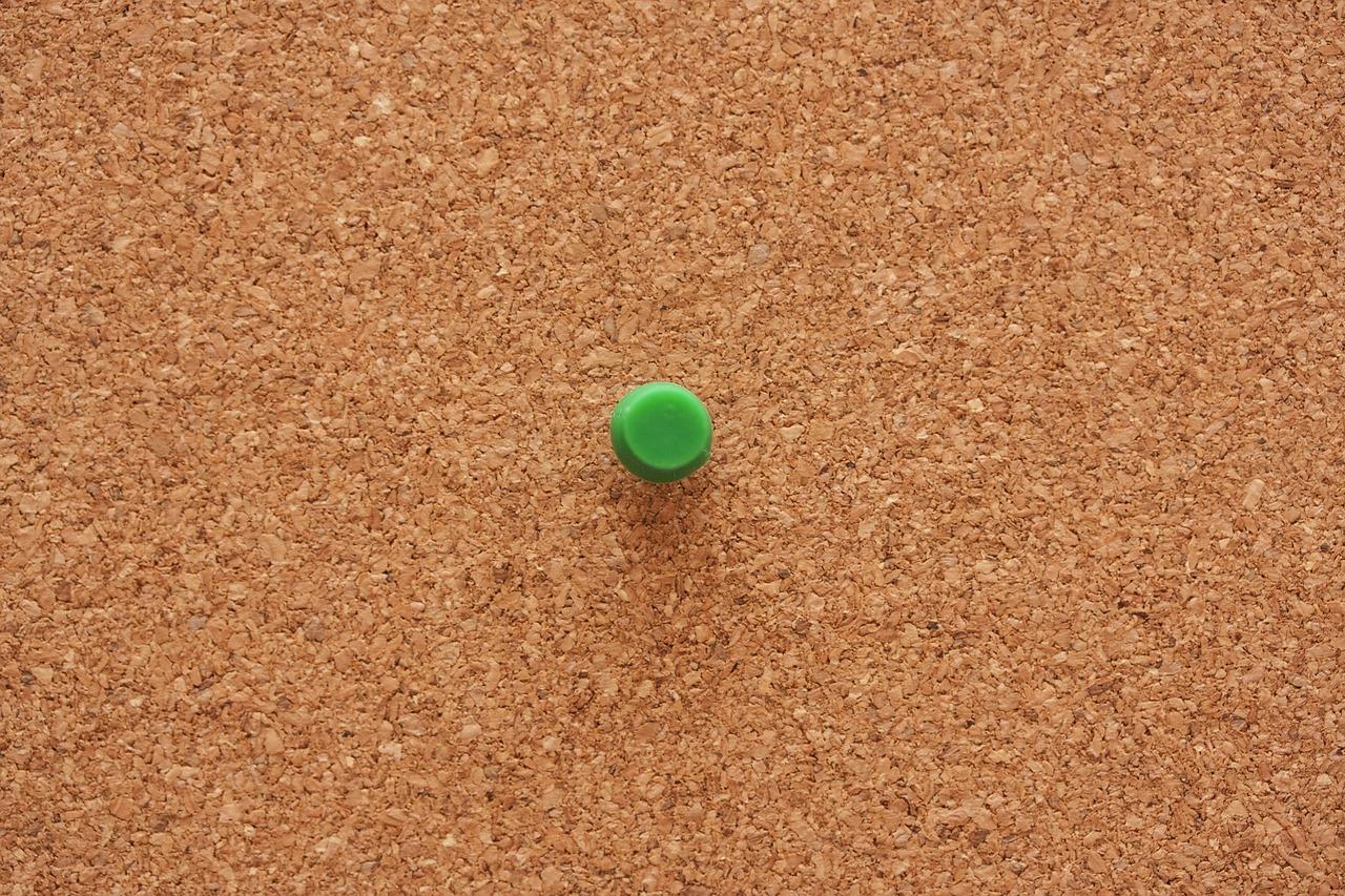 jak zawiesić tablicę korkową