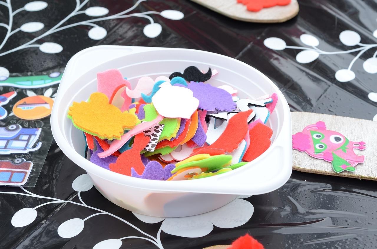 naklejanie naklejek na ścianę