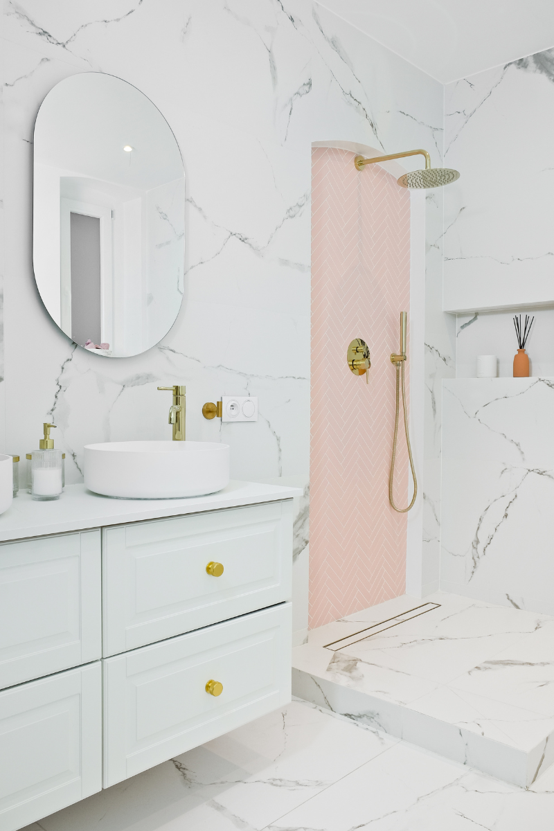 aranżacja malej łazienki różowe płytki jodełka xl raw decor