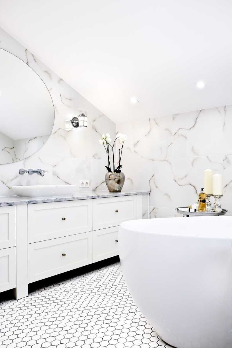 mala łazienka styl hampton marmur i białe płytki heksagon raw decor